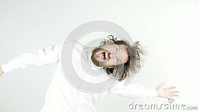 Mens die geïsoleerd vrijheids gelukkig voelen stock video Mens die geïsoleerd vrijheids gelukkig voelen stock video