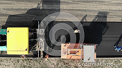Menschen und Walzen, die auf Asphaltdeckenlage arbeiten Asphlat Straße im Bau stock video Menschen und Walzen, die auf Asphaltdeckenlage arbeiten Asphlat Straße im Bau stock video