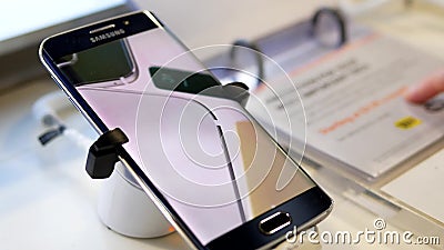 Mensen die prijskaartje met de Melkwegnota 7 van vertoningssamsung cellphone kijken Mensen die prijskaartje met de Melkwegnota 7 van vertoningssamsung cellphone kijken
