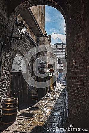 Irish architecture: The Merchant 's Arch is a narrow, arched alley or alleyway and entrance to Temple Bar. Dublin, Ireland Stock Photo