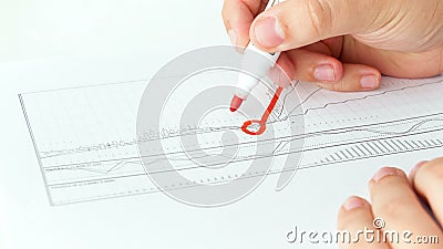 Metragem 4k conceptual do close up do sucesso financeiro Gráfico de aumentação do desenho do homem na carta financeira filme Metragem 4k conceptual do close up do sucesso financeiro Gráfico de aumentação do desenho do homem na carta financeira filme