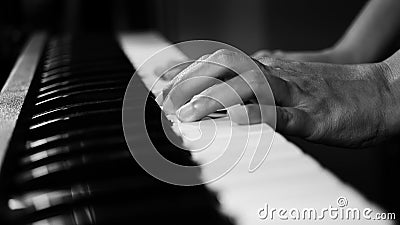 metraggio 4K delle mani del pianista di musica del piano che giocano colore in bianco e nero monocromatico fuoco selettivo del pi stock footage metraggio 4K delle mani del pianista di musica del piano che giocano colore in bianco e nero monocromatico fuoco selettivo del pi stock footage