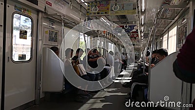 Metro De Tokio Tren Subterráneo Completo Durante La Hora Rusa En Tokio Los  Pasajeros Del Metro Miran Los Teléfonos 1 Metrajes - Vídeo de acometidas,  industria: 199462206