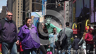 MIASTO NOWY JORK - May: Pedestrians i ruch drogowy w times square w Nowy Jork, NY Times Square jest jeden światowy ` s najwięcej zbiory wideo MIASTO NOWY JORK - May: Pedestrians i ruch drogowy w times square w Nowy Jork, NY Times Square jest jeden światowy ` s najwięcej zbiory wideo