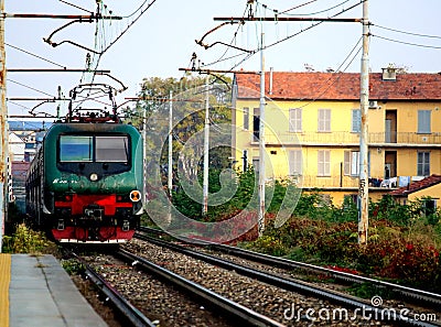 Milano, Italia - ottobre 22, 2016: passaggio del treno alla stazione ferroviaria di Romolo Milan, Italy - October 22, 2016: train Editorial Stock Photo