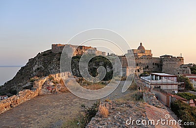 Milazzo - Panorama del castello dal Fortino dei Castriciani all`alba Stock Photo