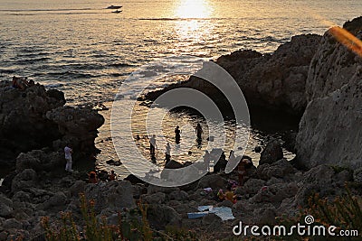 Milazzo - Turisti ala Piscina di Venere al tramonto Stock Photo
