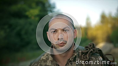 Militare sicuro che cammina attraverso la strada sabbiosa video d archivio Militare sicuro che cammina attraverso la strada sabbiosa video d archivio