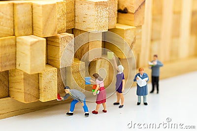 Miniature people: Students read books, keep books on bookshelves. Image use for education concept Stock Photo