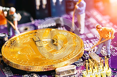 Miniature worker dig gold bitcoin miner Stock Photo