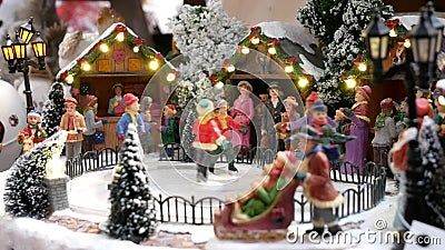 Miniaturowe łyżew postacie na zimy łyżwiarskim lodowisku w tle i są Bożenarodzeniowym rynkiem zbiory wideo Miniaturowe łyżew postacie na zimy łyżwiarskim lodowisku w tle i są Bożenarodzeniowym rynkiem zbiory wideo