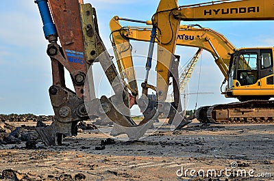 Group Excavators brands of the Hyundai, Kraneks, Komatsu with hydraulic shears Editorial Stock Photo