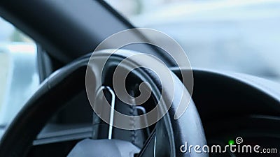 Mise au point sélective moyens de main de la voiture de conduite en hiver. fond de voyage luxe noir banque de vidéos Mise au point sélective moyens de main de la voiture de conduite en hiver. fond de voyage luxe noir banque de vidéos