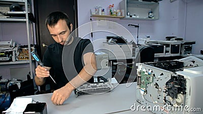Mittlere Schuss Arbeitskraft repariert elektronisches Material stock video footage Mittlere Schuss Arbeitskraft repariert elektronisches Material stock video footage