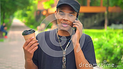 Mixed Rennen Kaffee trinken telefonisch stock video Mixed Rennen Kaffee trinken telefonisch stock video