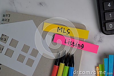 MLS Listing write on sticky notes isolated on office desk Stock Photo