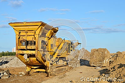 Mobile Stone crusher machine by the construction site or mining quarry for crushing old concrete slabs into gravel and subsequent Stock Photo