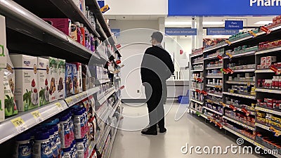 Moción de personas comprando medicinas en la sección de farmacia dentro de la tienda Walmart almacen de metraje de vídeo Moción de personas comprando medicinas en la sección de farmacia dentro de la tienda Walmart almacen de metraje de vídeo