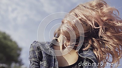 Modelo despreocupado con el pelo rizado en la camisa a cuadros que disfruta de vida en la cámara lenta almacen de metraje de vídeo Modelo despreocupado con el pelo rizado en la camisa a cuadros que disfruta de vida en la cámara lenta almacen de metraje de vídeo