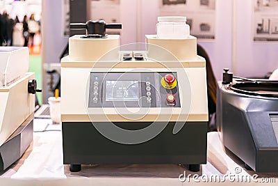 Modern Specimen mold mounting press device of laboratory for preparation sample before microstructure process checking Stock Photo