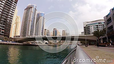 Modern spårvagn som passerar över bron över floden bland skyskrapor i den Dubai marina, UAE lager videofilmer Modern spårvagn som passerar över bron över floden bland skyskrapor i den Dubai marina, UAE lager videofilmer