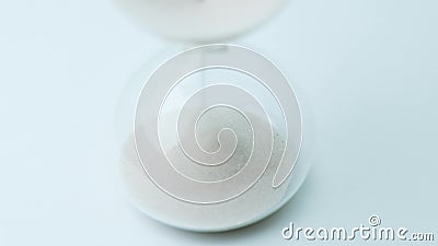 Moderne Sanduhr mit grauem Hintergrund für Kopienraum Konzept für Geschäftsfrist, -dringlichkeit und -betrieb unzeitgemäß stock footage Moderne Sanduhr mit grauem Hintergrund für Kopienraum Konzept für Geschäftsfrist, -dringlichkeit und -betrieb unzeitgemäß stock footage