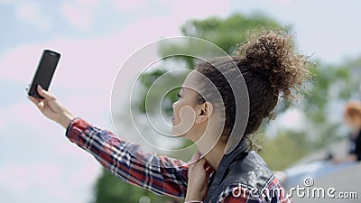 Modieus meisje die selfie zitting op de stadstreden maken, in openlucht stock video Modieus meisje die selfie zitting op de stadstreden maken, in openlucht stock video