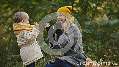 Moeder en haar dochtermeisje die in een de herfstpark spelen - de mama en het kind hebben pret en spelen pasteitje-Cake stock videobeelden Moeder en haar dochtermeisje die in een de herfstpark spelen - de mama en het kind hebben pret en spelen pasteitje-Cake stock videobeelden