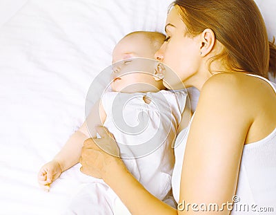 Mom and baby sleeping in bed, Infancy, motherhood and harmony Stock Photo