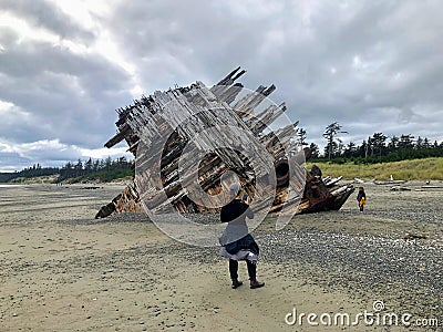 A mom and daughter exploring the Pesuta Shipwreck site, a popular tourist attraction outside Tlell, in Naikoon Provincial Park Stock Photo
