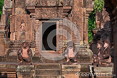 Monkey guards in front of temple entrance Banteay Srei near Angkor Wat and Siem Reap, Cambodia Stock Photo