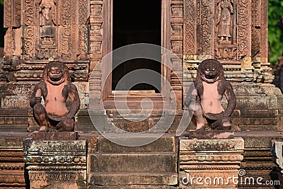 Monkey guards in front of temple entrance Banteay Srei near Angkor Wat and Siem Reap, Cambodia Stock Photo