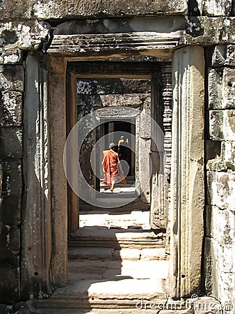 Monks walk through passageways at Bantaey Kdei, Cambodia Stock Photo