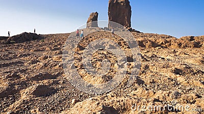 Montagne de Roque Nublo dans Gran Canaria, Îles Canaries un jour ensoleillé bleu Mouvement cinématographique de caméra clips vidéos Montagne de Roque Nublo dans Gran Canaria, Îles Canaries un jour ensoleillé bleu Mouvement cinématographique de caméra clips vidéos