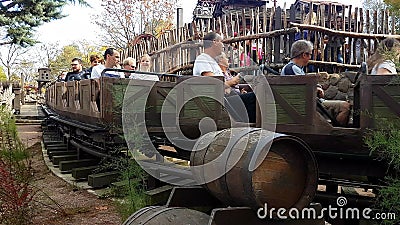 Montaña rusa grande de la montaña del trueno en Disneyland París almacen de metraje de vídeo Montaña rusa grande de la montaña del trueno en Disneyland París almacen de metraje de vídeo