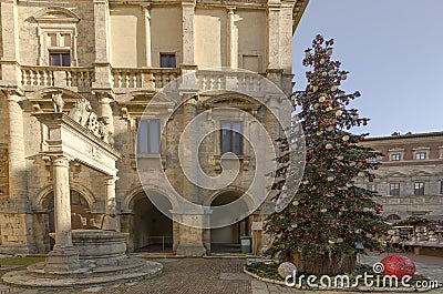 Montepulciano square with Christmas tree near the Grifi and Leoni well Stock Photo