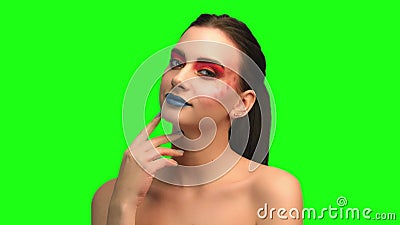 Mooi donkerbruin gezichts dicht omhooggaand portret op het groene scherm stock footage Mooi donkerbruin gezichts dicht omhooggaand portret op het groene scherm stock footage