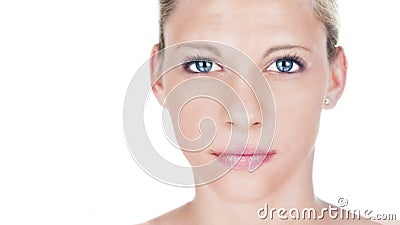 Mooi vrouw het verouderen procesportret Vrouwelijk model met roze lippenstift met het verouderen van huid en het kweken van gezic stock video Mooi vrouw het verouderen procesportret Vrouwelijk model met roze lippenstift met het verouderen van huid en het kweken van gezic stock video