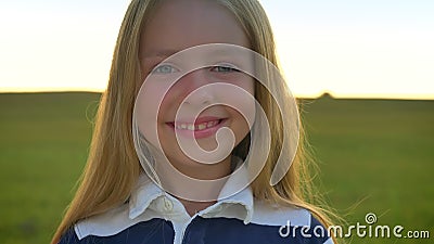 Mooi weinig hoofd naar camera en blondemeisje die, leuk gelukkig jong geitje met blauwe ogen draaien glimlachen die zich in tarwe stock videobeelden Mooi weinig hoofd naar camera en blondemeisje die, leuk gelukkig jong geitje met blauwe ogen draaien glimlachen die zich in tarwe stock videobeelden