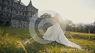 Mooie Bruid die op Zonsondergang lopen stock videobeelden Mooie Bruid die op Zonsondergang lopen stock videobeelden