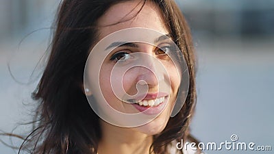 Mooie close-up die van aantrekkelijk Kaukasisch meisje in lichtblauwe jeanslaag met tedere roze lippen die, glimlachen zich vooru stock footage Mooie close-up die van aantrekkelijk Kaukasisch meisje in lichtblauwe jeanslaag met tedere roze lippen die, glimlachen zich vooru stock footage