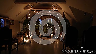 Mooie het huwelijksboog van de Kerstmiswinter bij het binnenland van het overeenkomstendecor met kaarsen, berklogboeken, bolsling stock footage Mooie het huwelijksboog van de Kerstmiswinter bij het binnenland van het overeenkomstendecor met kaarsen, berklogboeken, bolsling stock footage
