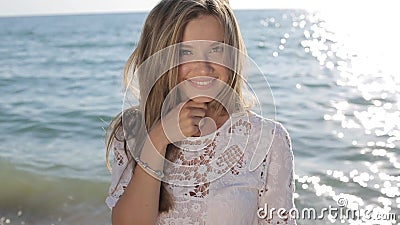Mooie sexy vrouw met blond haar in het elegante kleding stellen op het strand, die op camera glimlachen stock footage Mooie sexy vrouw met blond haar in het elegante kleding stellen op het strand, die op camera glimlachen stock footage
