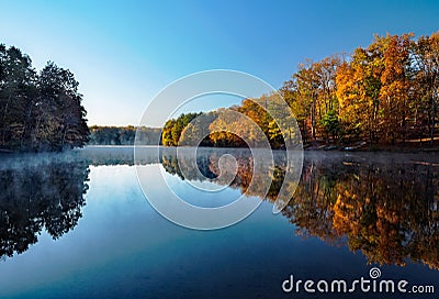 Morning mist and fall colors at Rocky Gorge Reservoir in Howard County, Maryland Stock Photo