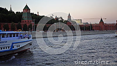 Moscou Kremlin et quai de rivière de Moskva au coucher du soleil UHD - 4K 27 août 2016 moscou Russie banque de vidéos Moscou Kremlin et quai de rivière de Moskva au coucher du soleil UHD - 4K 27 août 2016 moscou Russie banque de vidéos