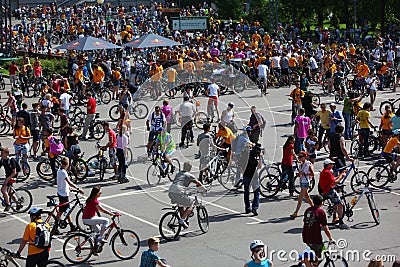 MOSCOW, RUSSIA - 20 May 2002: Traditional city cycling parade, participant gather Editorial Stock Photo