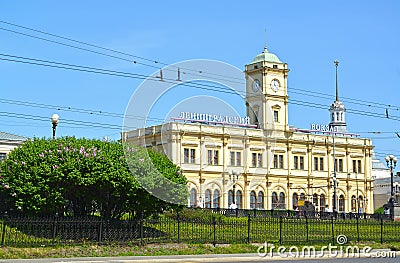 MOSCOW, RUSSIA. The building of the Leningrad station in sunny day. Komsomolskaya Square, 3 Editorial Stock Photo