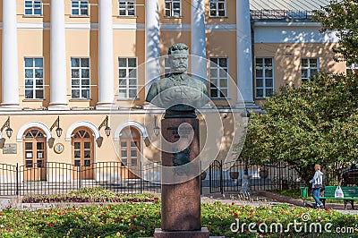 MOSCOW, RUSSIA - 21.09.2015. Frunze monument stands in front of tspecial music school Gnesin. Editorial Stock Photo