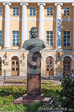 MOSCOW, RUSSIA - 21.09.2015. Frunze monument stands in front of tspecial music school Gnesin. Editorial Stock Photo