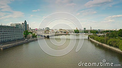 MOSKAU, RUSSLAND - MAI, 24, 2017 Niedrige Höhe dynamisches Luft-timelapse von einem Fluss innerhalb des Industriegebiets und eine stock footage MOSKAU, RUSSLAND - MAI, 24, 2017 Niedrige Höhe dynamisches Luft-timelapse von einem Fluss innerhalb des Industriegebiets und eine stock footage